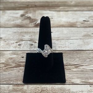 Macy's Elegant Silver Ring with CZ Gems Size 9‎